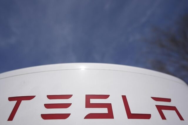 Dispositivos inflamables encontrados en el concesionario Tesla en Austin, Texas
