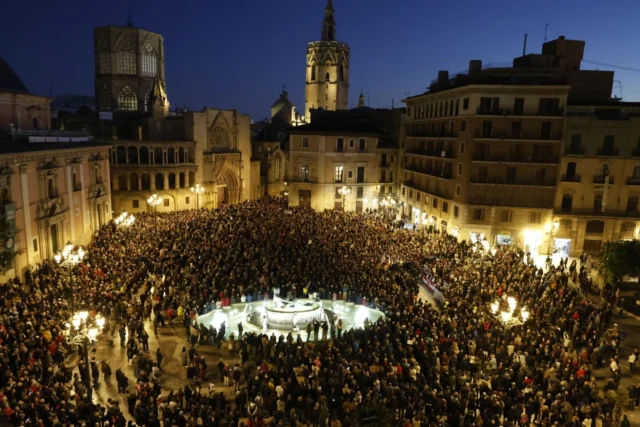 Familias de las víctimas de desastres de inundación de Valencia se unen a miles en una nueva protesta contra el presidente Carlos Mazon
