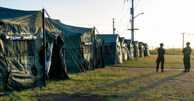 La administración de Trump envía un nuevo grupo de migrantes a la Bahía de Guantánamo
