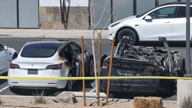 Los ataques de Tesla son 'terrorismo doméstico' - Casa Blanca - RT World News
