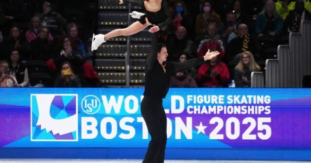 Los campeonatos mundiales se detienen para recordar a los patinadores y partidarios jóvenes que murieron en un accidente aéreo
