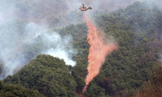 Los incendios foranos furiosos amenazan el querido pueblo de la UNESCO
