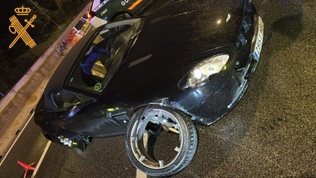 Robado € 400k Aston Martin Rams Police Car durante la persecución de Madrid de alta velocidad mientras los oficiales saltan a la seguridad
