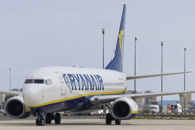 Ryanair amenaza con más cancelaciones de ruta por honorarios de Aena
