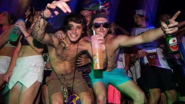Sin juramentos, caminata fiscal y policía turística: nuevas reglas de vacaciones estrictas en Brit Hotspot, ya que toma medidas enérgicas contra los visitantes 'traviesos'
