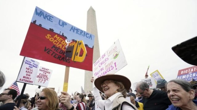 Actualizaciones en vivo: '¡Manos apagados!' Los manifestantes se unen contra la agenda de Trump en los Estados Unidos
