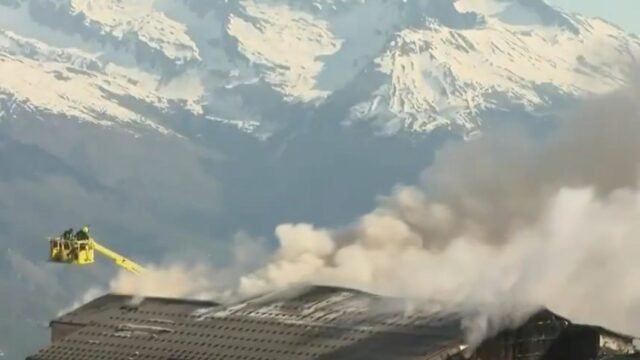 Advertencia navideña como turistas británicos entre 500 evacuados después de que estalla un gran incendio en la estación de esquí en los Alpes franceses

