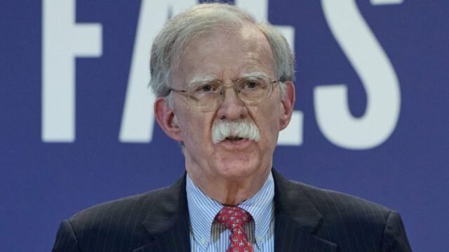 Bolton: Hegseth debería renunciar 'por su propio bien de seguridad'
