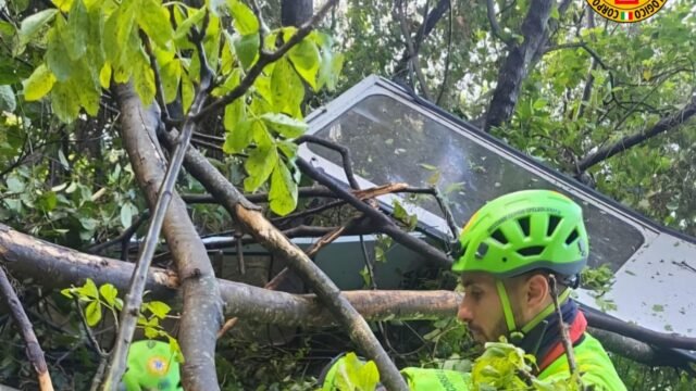 Dos británicos entre cuatro asesinados en un accidente telefónico en el teleférico en Nápoles después de que 'se rompió el cable' y la cabina cayó al suelo
