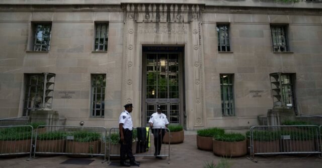 El Departamento de Justicia acusa a los principales abogados de inmigración de no seguir las órdenes
