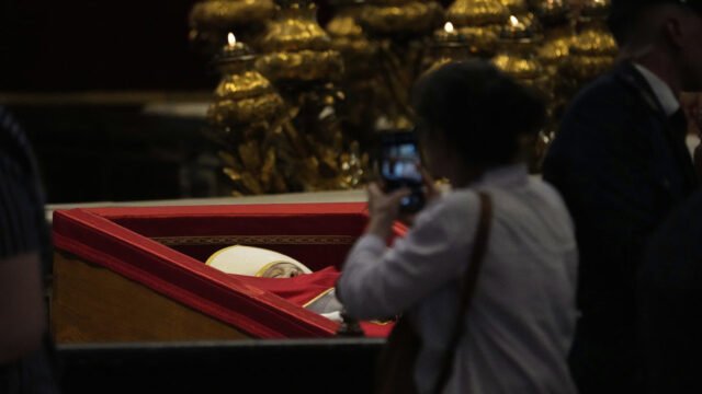 El Vaticano pide a los dolientes que dejen de tomar 'selfies' con el Papa Francisco - RT World News
