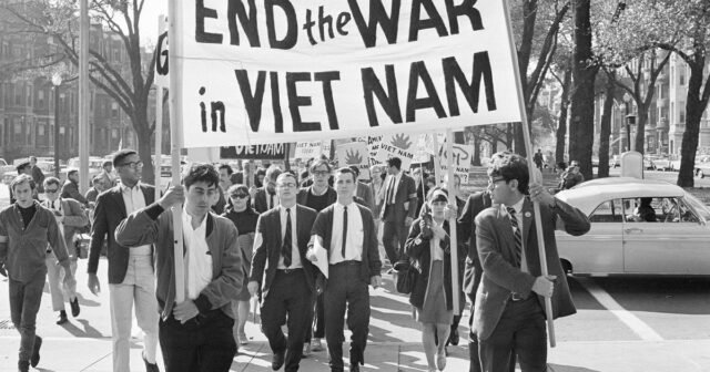 El final de la guerra de Vietnam también fue un punto de inflexión para las canciones de protesta.
