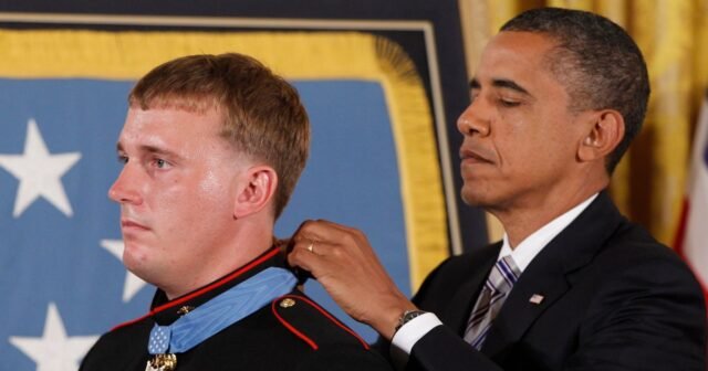 El receptor de la Medalla de Honor de Afganistán, Dakota Meyer Reenlists, en los rserves del Cuerpo de Marines después de 15 años
