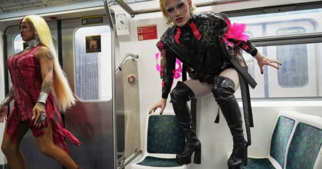 Fotos AP: LGBTQ+ Modelos exhibe atuendos inspirados en Lady Gaga en la estación de tren de Río de Janeiro
