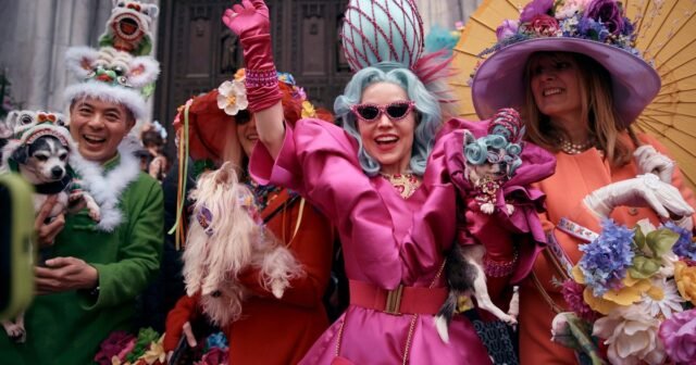 Fotos AP: sombreros y disfraces coloridos iluminados el desfile de Pascua de Nueva York
