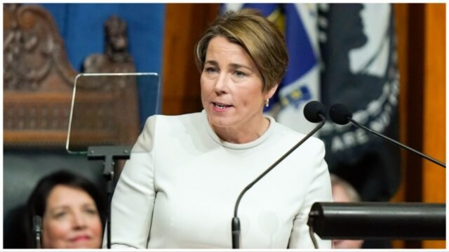 Healey dice que los cortes de Harvard son parte del plan 'escandaloso' para 'silenciar a los críticos'
