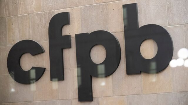 Juez bloquea temporalmente los despidos de CFPB, sondea la posible violación del orden
