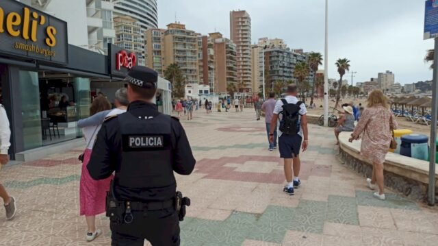 La guerra declarada en vendedores ilegales que venden productos falsos a lo largo de los paseos de playa en Costa Blanca
