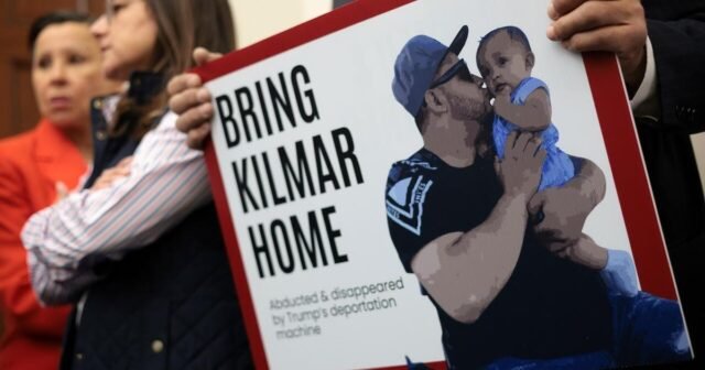 Los abogados del hombre deportados por error dicen que el DOJ no está proporcionando respuestas ordenadas por el juez
