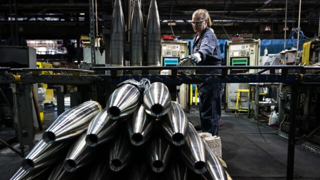 Los aranceles de Trump amenazan a la producción de armas de los Estados Unidos - Político - RT World News
