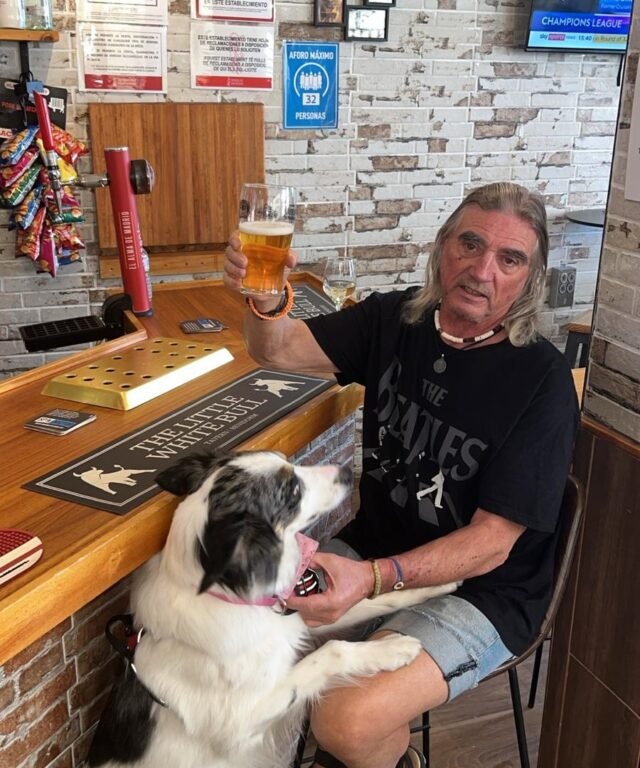Los británicos de Boozy In Spanish Holidays Hotspots mostraron 'bulldog espíritu' y seguían bebiendo a través de un apagón masivo
