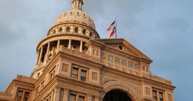 Los legisladores de Texas avanzan el proyecto de ley de elección de la escuela después de casi 11 horas de debate
