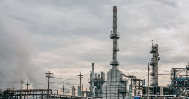Los precios del petróleo caen a medida que los aranceles de China-Estados Unidos debilitan la confianza económica
