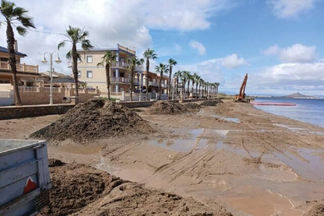 Los turistas británicos mantienen los dedos cruzados mientras las autoridades españoles corren para aclarar las playas antes de las vacaciones de Pascua en Costa del Sol
