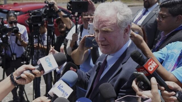 Mira en vivo: Van Hollen da actualizaciones sobre la visita de El Salvador
