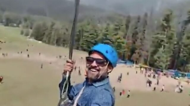Momento asombroso Ziplinas turísticas sobre Valley sin darse cuenta de un ataque terrorista mortal que se desarrolla a continuación mientras sonan los disparos
