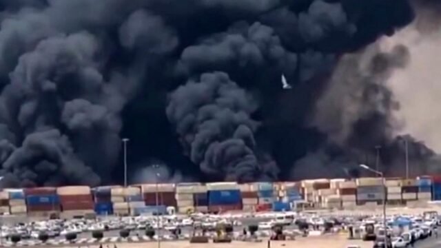 Momento de terror enorme explosión a través del puerto en Irán dejando al menos 281 heridos mientras el humo negro y ondulante llena el cielo
