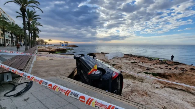 RELOJ: El automovilista escapa con lesiones menores después de conducir el automóvil con Costa Blanca Promenade
