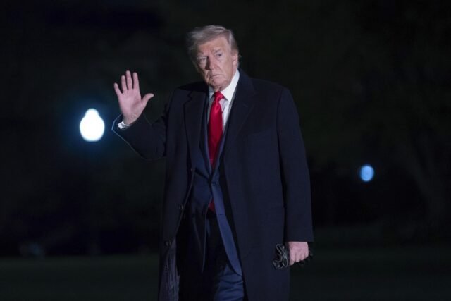 Trump dice que CBS y '60 minutos 'deberían' pagar un gran precio 'por perseguirlo
