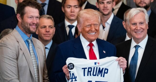 Trump golpea a los senadores que no le gusta "durante la visita de los Dodgers

