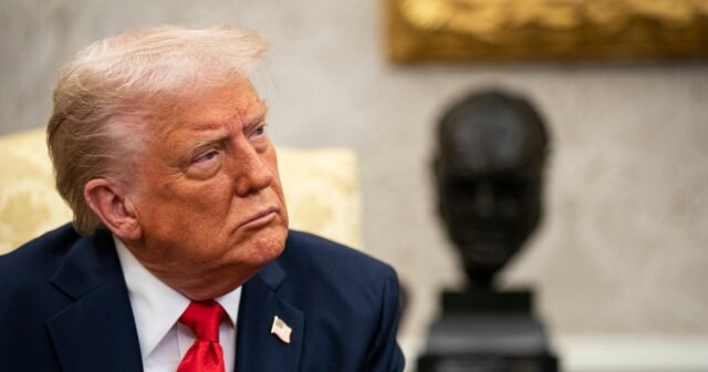 Trump le dice a IRS que revoque el estado exento de impuestos de Harvard: informes
