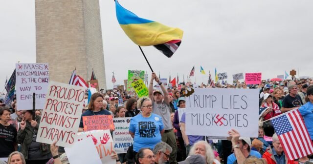 "¡Manos fuera!" manifestaciones protestan a Trump, almizcle en Estados Unidos
