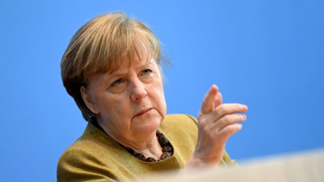 Angela Merkel comenzó la crisis migratoria de la UE, y quiere que continúe - RT World News
