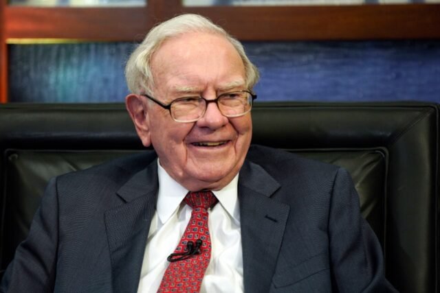 Buffett anuncia la intención de retirarse al final del año, advierte contra el uso del comercio como 'un arma'
