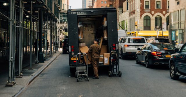 Cómo Trump está cerrando una laguna tarifa dañará a UPS y FedEx
