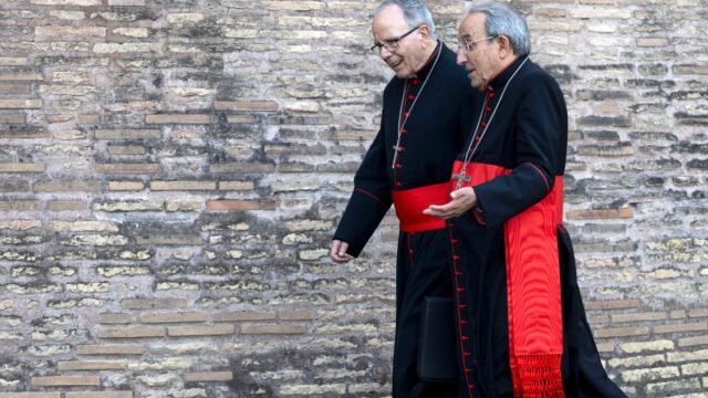 Concónimo secreto se reúne para elegir el próximo Papa con rituales antiguos y señales de humo en la tradición de 1,000 años de antigüedad: el sol
