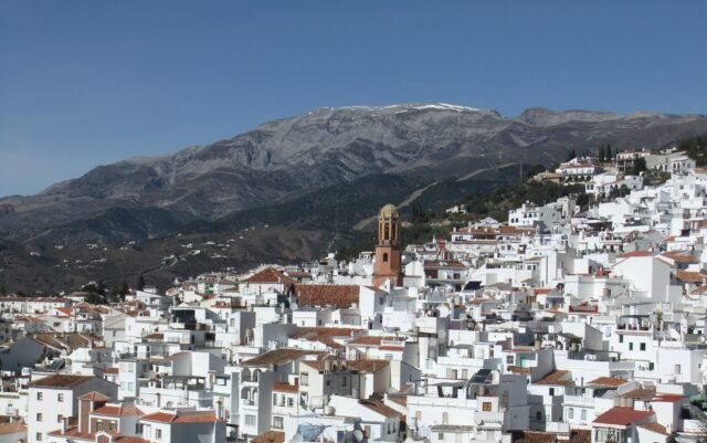 Corras ocultas de España: Michael Coy lo lleva a un recorrido por la competencia en la región de Málaga de Axarquia
