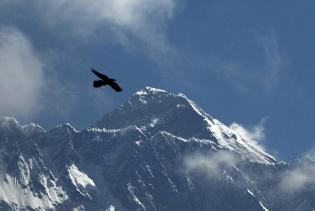 Dos escaladores mueren en el Monte Everest en las primeras muertes de la temporada de escalada de primavera de 2025
