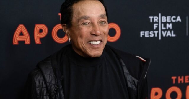 El abogado de Smokey Robinson dice que las acusaciones de violación en su contra son 'viles' y 'falsas'
