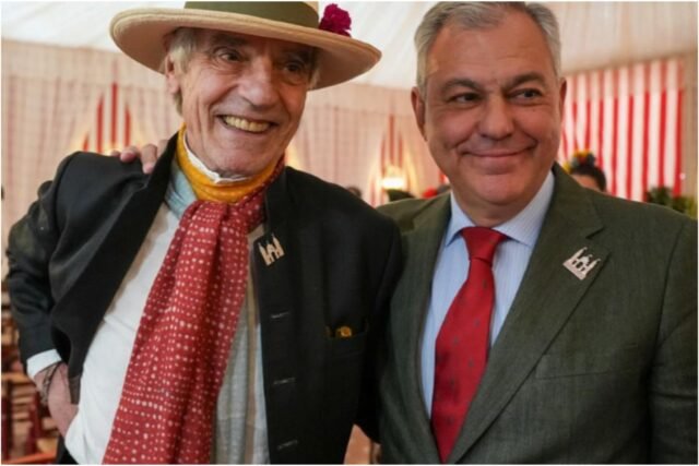 El actor británico Jeremy Irons recibe una bienvenida especial mientras asiste a la Feria de Sevilla en España
