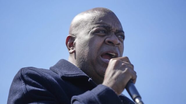 El alcalde de Newark reflexiona sobre el arresto fuera de la instalación de hielo: "Obviamente me atacaron"
