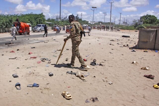 El atacante suicida en la capital somalí mata a 13 en un centro de reclutamiento militar
