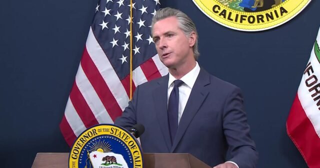 El gobernador de California Gavin Newsom propone una pausa en la expansión de la cobertura de atención médica de inmigrantes

