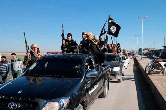 El grupo del Estado Islámico afirma el primer ataque contra las fuerzas del gobierno sirio desde la caída de Assad
