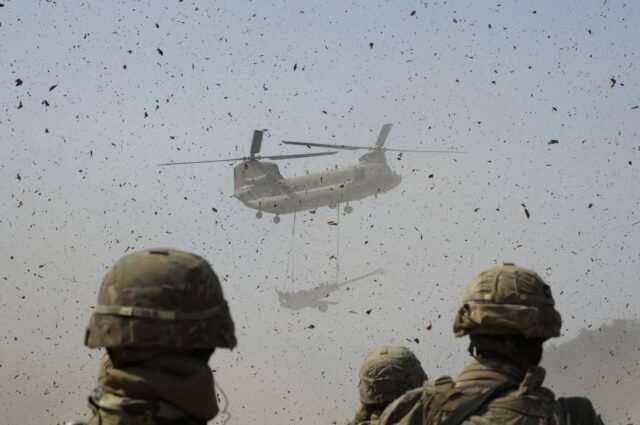 El helicóptero Chinook CH-47 del ejército luchó en Vietnam, Irak y Afganistán y todavía se está volviendo fuerte
