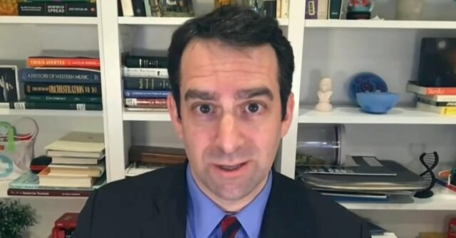 El profesor de Harvard revela un consejo impresionante que le dio al estudiante en medio de la batalla de Trump
